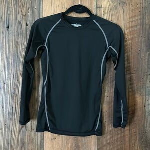 Youth performance baselayer in black